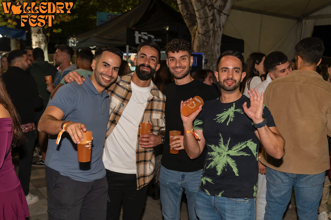 Asistentes con vasos naranjas de Valledry Fest