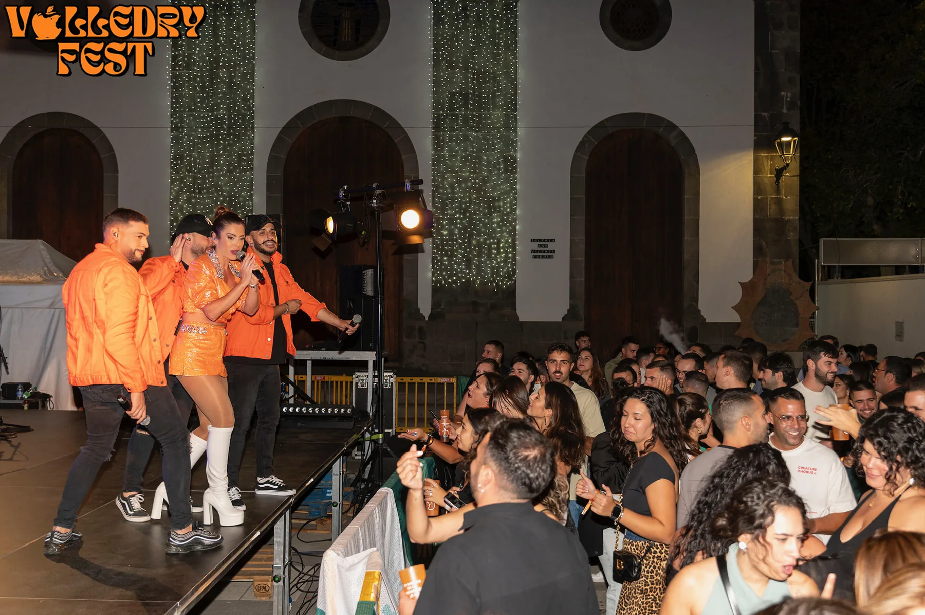 Actuación y público junto al escenario del festival